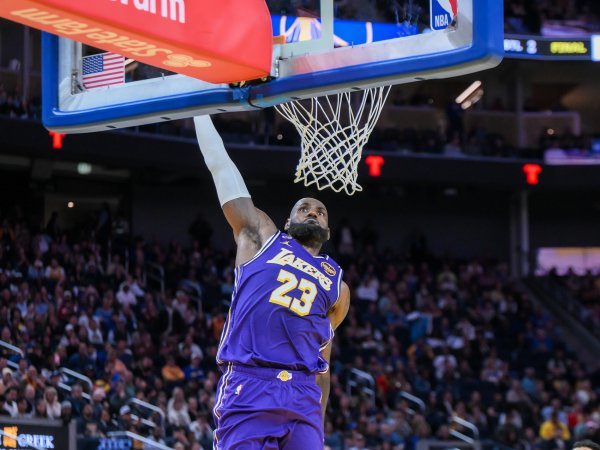 杠杆交易 寒光凛凛似当年！詹姆斯反击踩着三分线起步超远距离单臂滑翔劈扣